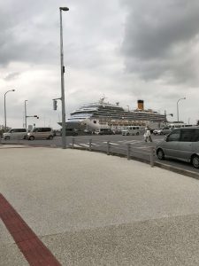 Okinawa171123 - (12) Ryuchu and Docked Cruise Ship - 3