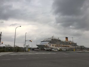 Okinawa171123 - (12) Ryuchu and Docked Cruise Ship - 7